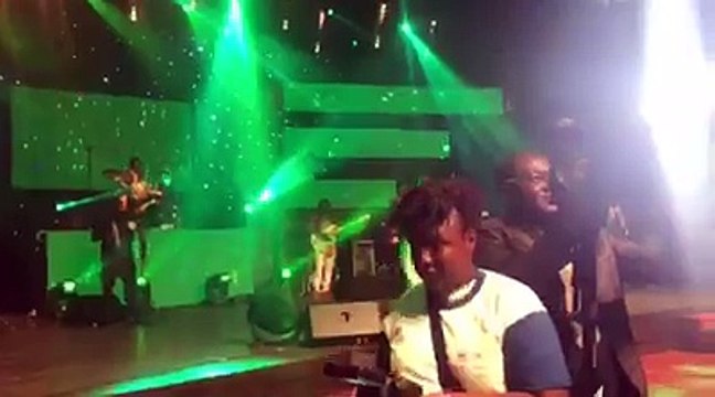 Alpha Blondy en feu et flammes au concert de You à Abidjan