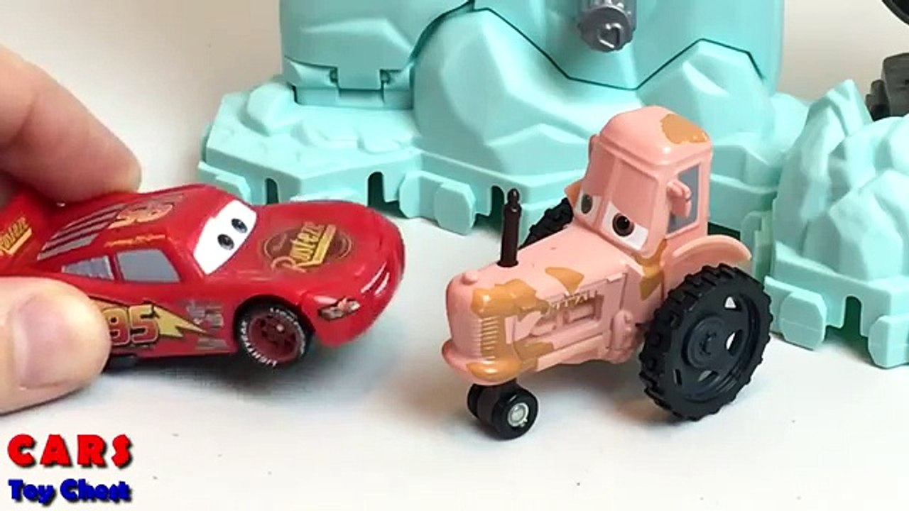 DISNEY PIXAR CARS ESCAPE FROM FRANK THE COMBINE TRACTOR TIPPING MATER MCQUEEN