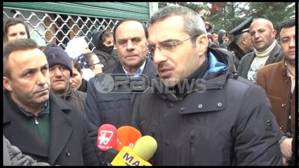 Ora News – Izolimi nga dëbora, helikopteri i “Cougar” shpërndan pako me ushqime