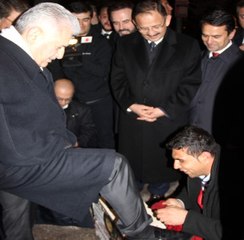 Başbakan'la Ayakkabı Boyacısının Güldüren Diyaloğu: Fırçayı Ayakkabıya Çek
