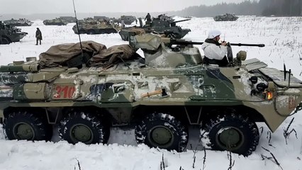 Russian troops operate huge tanks and cannons in the snow