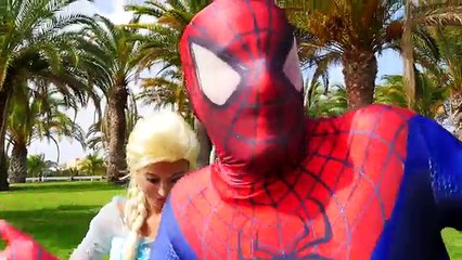 Spiderman y Congelado Elsa VS Maléfica! La Sorpresa De Los Huevos De Pascua! La diversión de los Superhéroes en la Vida Real