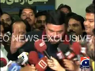 Man hurls shoe at Sheikh Rasheed in Lahore