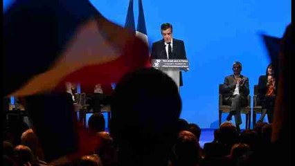 Fillon se mantiene firme y su partido prepara el lunes una salida a la crisis