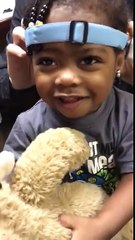 Niña escucha claramente por primera vez