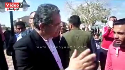 وزير الآثار يلتقط صورة مع أصغر عروسين من أقباط العريش بالإسماعيلية