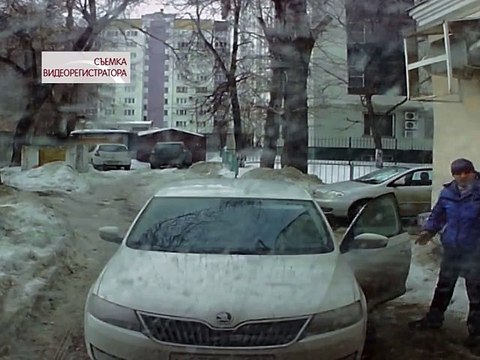 Un énorme bloc de glace sur tombe sur sa voiture ! WTF !