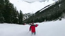 Un skieur descend une piste d'une façon incroyable !