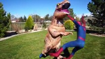 Congelados Elsa y Spiderman vs Dinosaurios En la Vida Real | Spiderman se convierte en Symbiote para Guardar E