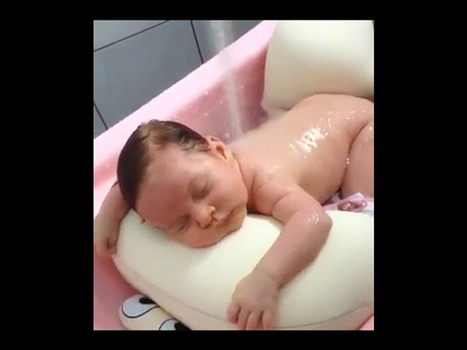 Ce bébé aime vraiment le bain !