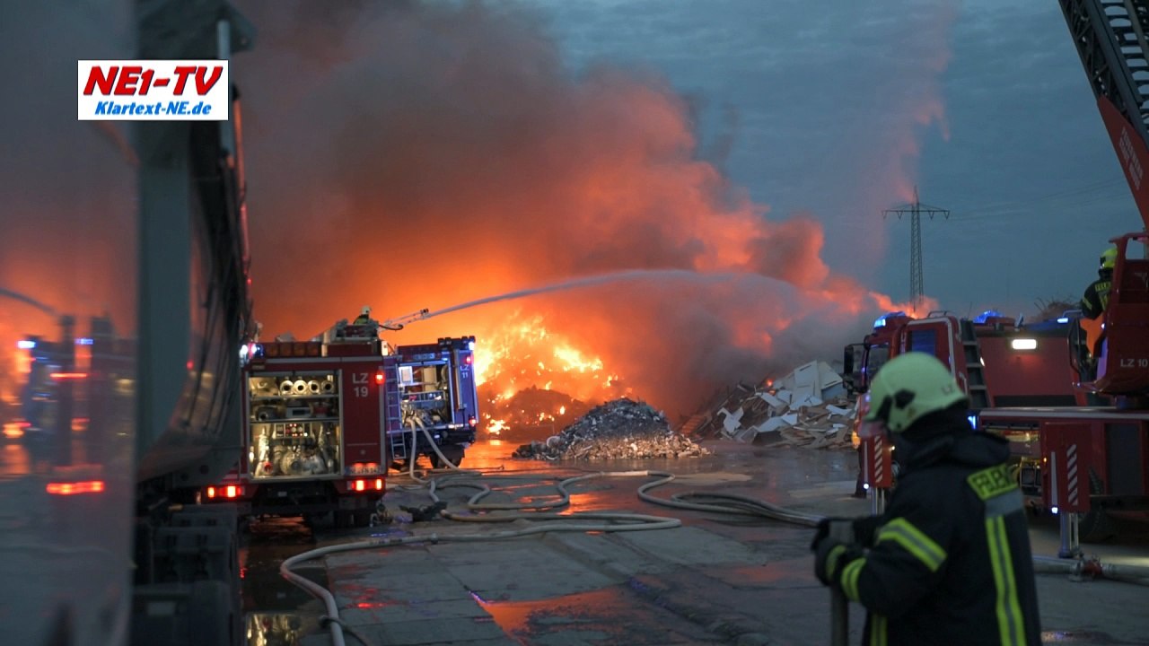 Neuss: Großbrand im Barbaraviertel – Feuer auf über 1000 qm