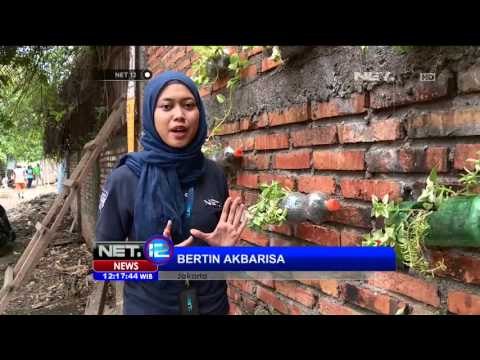 Relawan PMI Bersihkan Sampah Susuri Sungai Ciliwung - NET12
