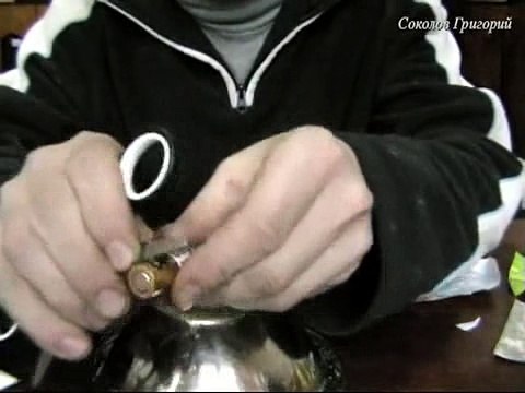 25 способов добыть огонь в экстремальных условиях. 10. Огонь от батарейки [2013, DVDRip]