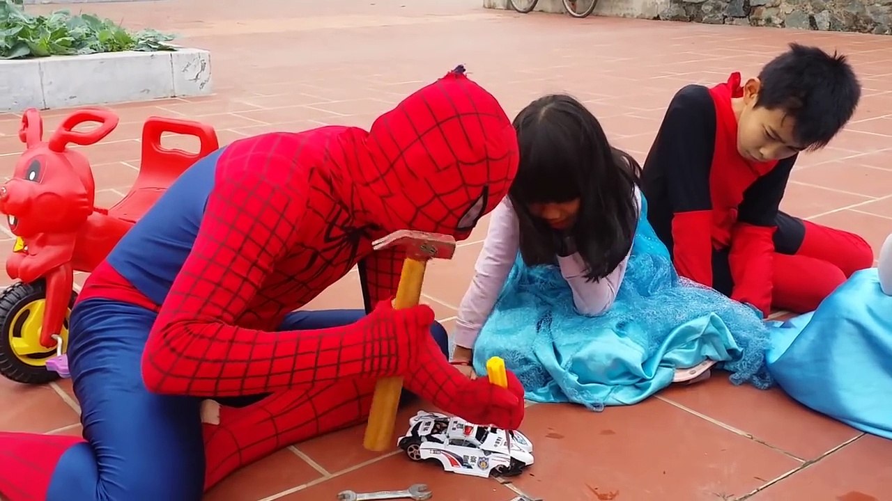 RECKLESS JOKER Crushes SpiderBaby Balloon Under Car! w/ Spiderman Hulk & Power Wheels in R