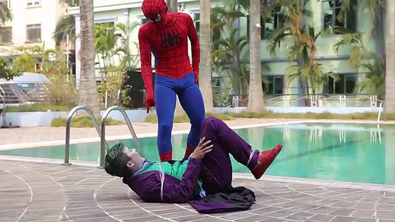 #FROZEN ELSA and ANNA RISK A BATTLE because LOVE of SPIDERMAN # ELSA jealous with ANNA