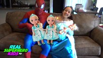 САНТА ДОСТАВЛЯЕТ ВОЛШЕБНЫЙ СЮРПРИЗ ПАУЧОК БЕРЕМЕННЫХ ЗАМОРОЖЕННЫЕ ELSA ЧЕЛОВЕК-ПАУК СУПЕРГЕРОЙ В РЕАЛЬНОЙ ЖИЗНИ