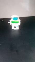 Bim de satılan yürüyen oyuncak robot