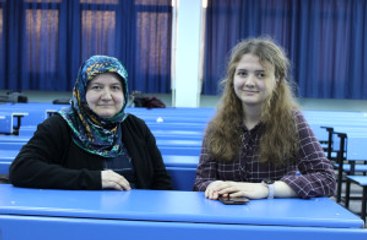 47 Yaşında Kızıyla Birlikte Üniversite Sırasına Oturdu