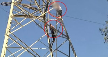 Genç Adam, Yüksek Gerilim Hattında İntihara Kalkışan Arkadaşını Kovaladı