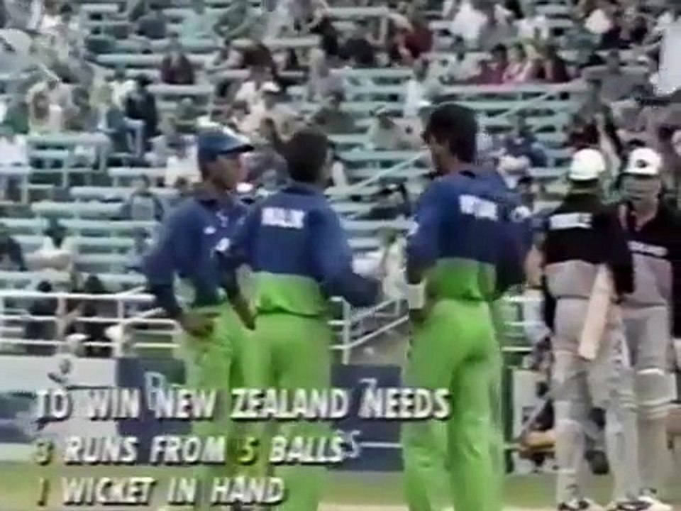 3 Runs off 6 Balls ! Waqar Younis Bowling ! See What Happend Next !