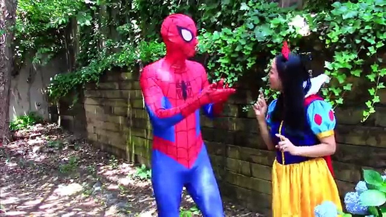 Spiderman y Elsa vs Maléfica: la bella Durmiente Veneno de Apple Superhéroes en la vida real