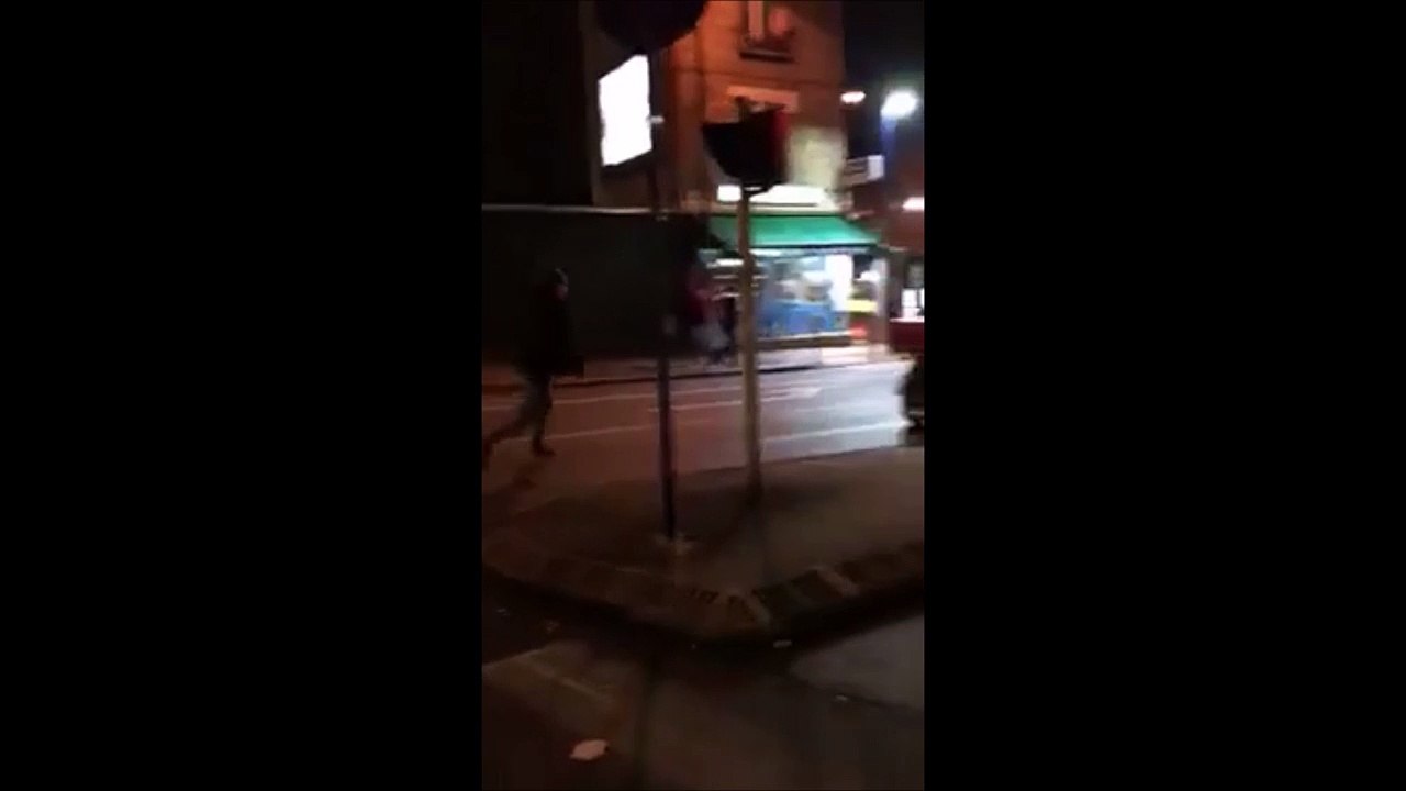 Ils volent la marchandise et le scooter de ce livreur. Les enfoirés