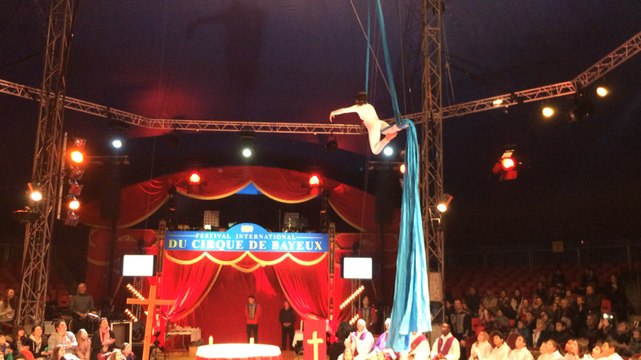 La messe sous le chapiteau du cirque