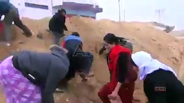 Şengal'den Tarihe İz Bırakacak Görüntüler Ezidi Kadınlar Peşmergenin uzattığı suyu dahi içmediler.