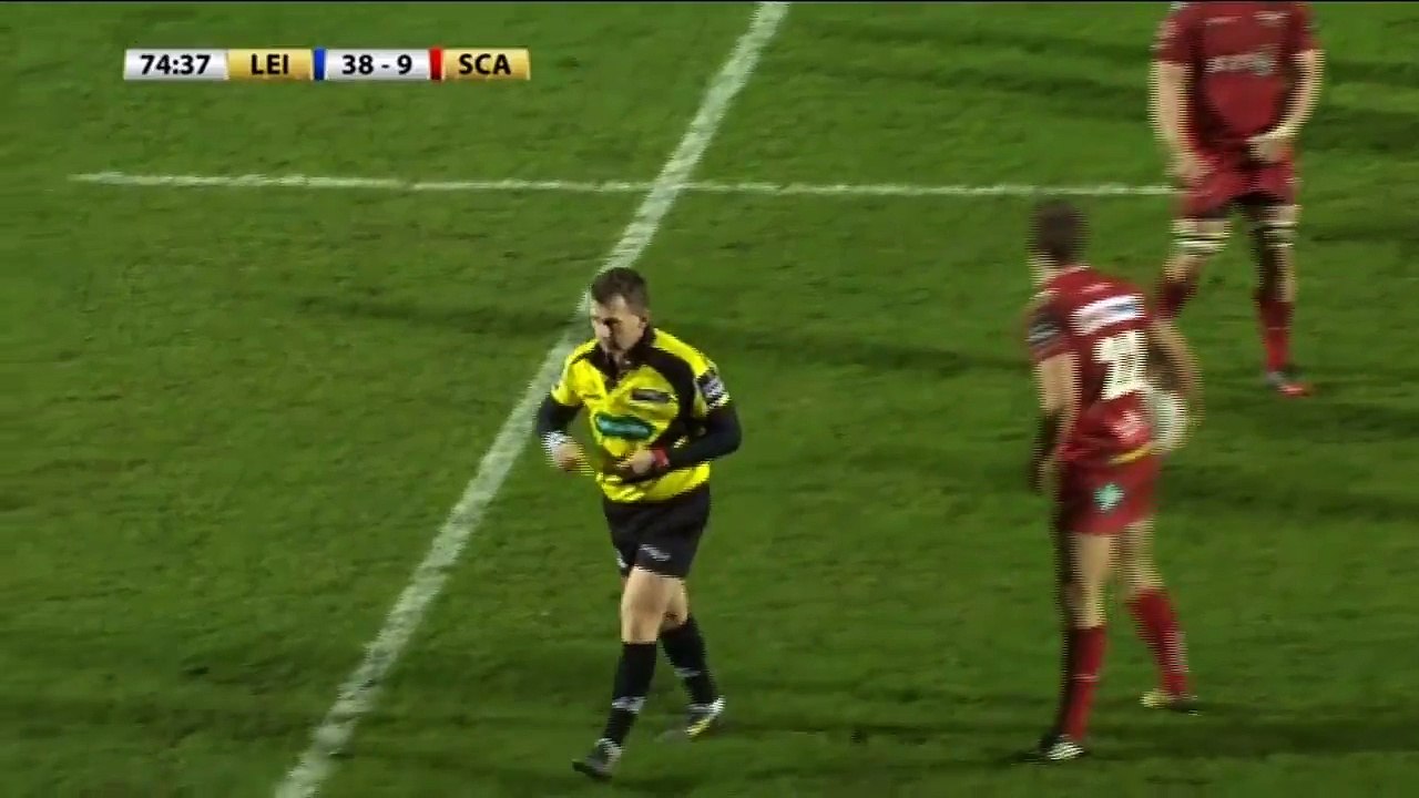 Un arbitre met un carton jaune à un ramasseur de balles