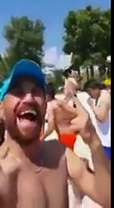 Kadını Bir Sürü Erkek Taciz Ediyor ve Kimsede Sesini Çıkarmıyor!