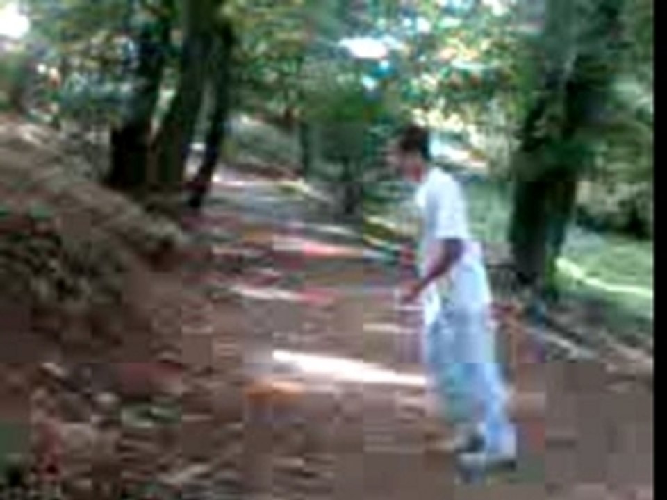 Salto arriere sur talut de terre au parc!!!