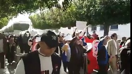 أولياء التلاميذ في وقفة مساندة لناجي جلول