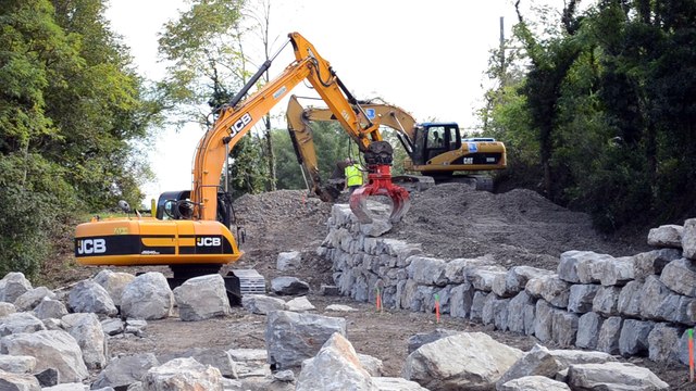 La confection du mur de soutien pour la pause d'une passerelle en bois