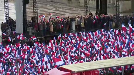 Fillon holds rally in Paris after corruption allegations