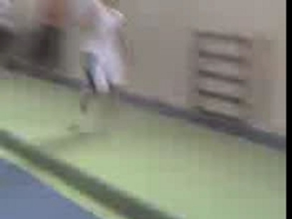 Rondade salto ariere a la gym.