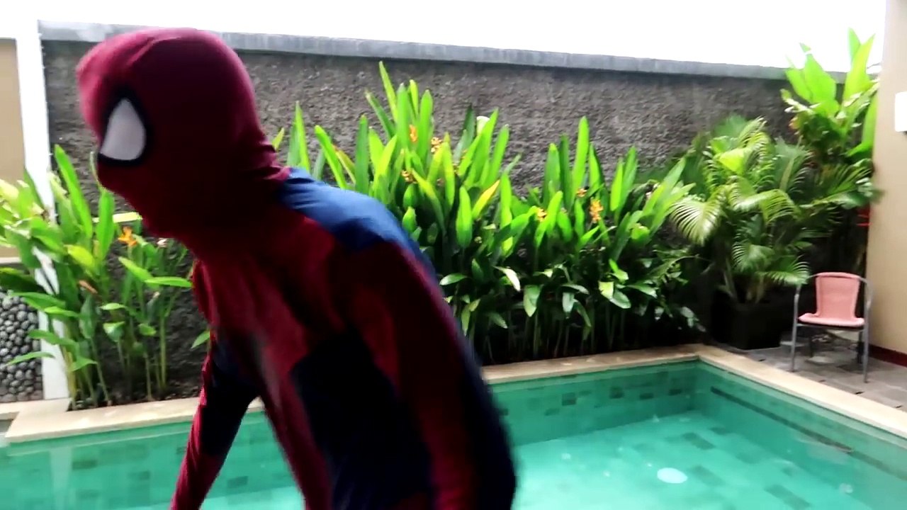 Frozen Elsa UNDER CAR HOOD Spiderman w/ Joker Hulk Superman Baby Police Superheroes In Rea