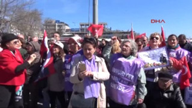 8 Mart Kadınlar Günü Eylemine 'Gelin ve Damat' Sürprizi