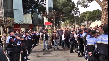 VIDEO/ Protestuesit e PD shënjestrojnë Ramën, por patatja godet tjetër person