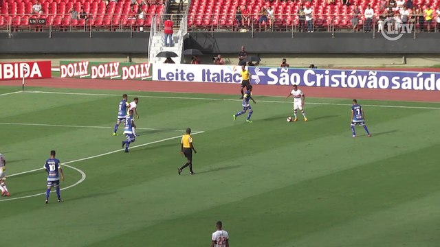 Chamou para dançar! Cueva dá drible desconcertante em adversário