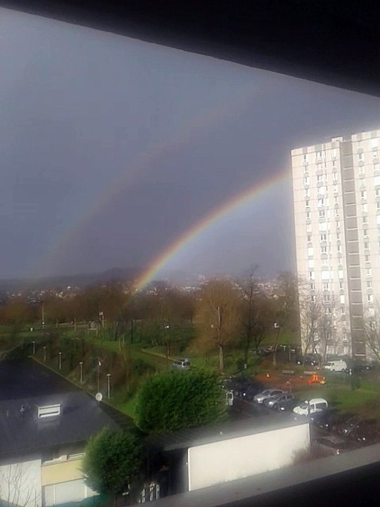 un phénomène très rare: la naissance d'un double arc en ciel