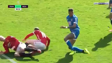 فيديو.. مدافع بورنموث يدهس رأس إبراهيموفيتش في مباراة مشحونة