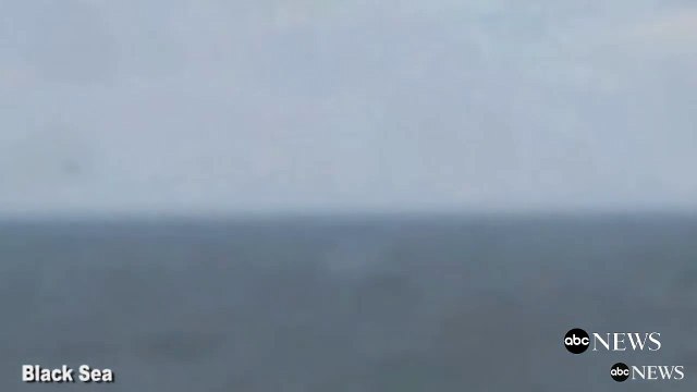 Появилось видео маневров российских самолетов возле эсминца США в Черном море