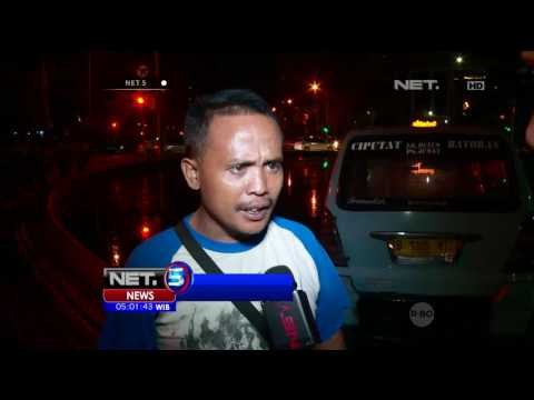 Menabrak Pembatas Jalan, Angkot Tercebur di Bunderan Air Mancur - NET5