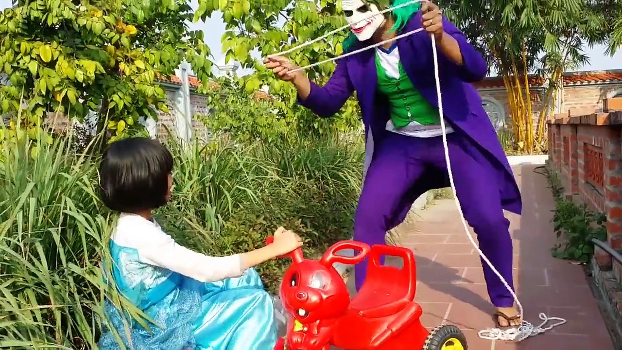 Человек-паук против Эльзе спасти Эльзу младенца падая в озеро вода W/ Человек-Паук, замороженные Эльза, по