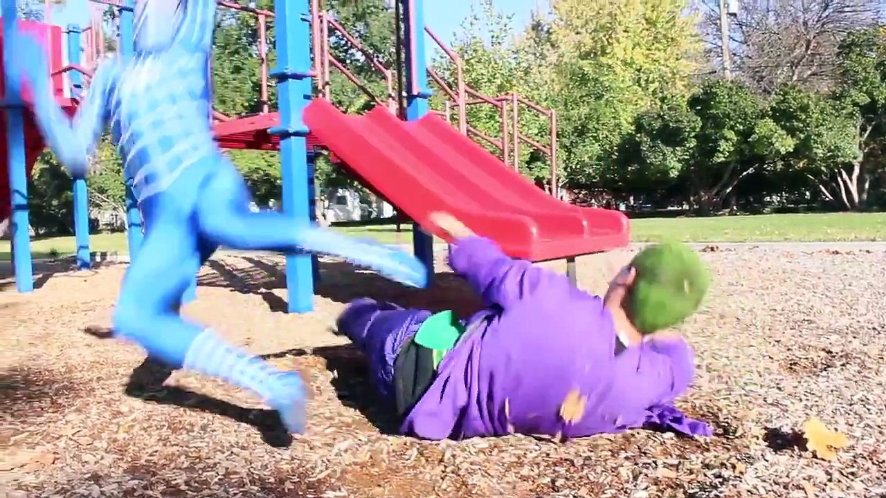 The Amazing Blue Spiderman vs Deadpool - Real Life Superhero Fun!