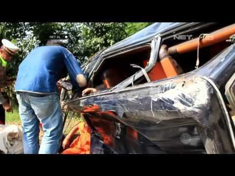 Dua Mobil Pemudik Bersenggolan Hingga Terguling - NET24