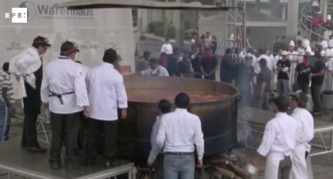 Una joven quiteña lleva el tradicional locro, al libro de Récord Guinness