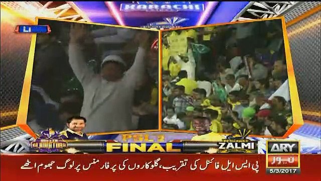 Crowd Chants 'Go Nawaz Go' Chants During Najam Sethi's Address