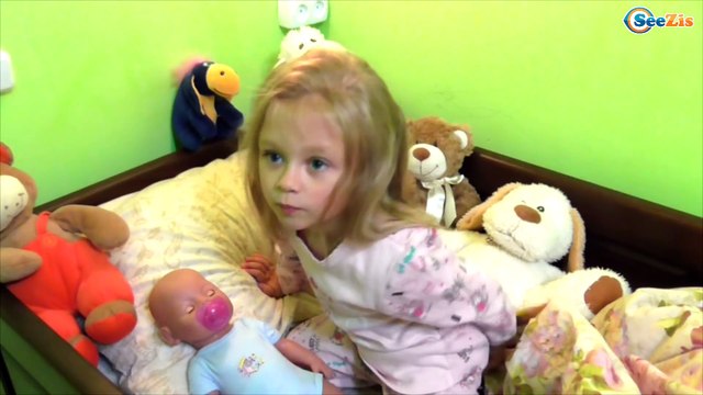 ✔ Девочка Ярослава меняет подгузники Кукле Беби Борн / We change diapers of Baby Born Doll ✔