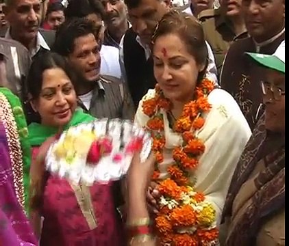 Jaya Prarda Gets Angry on Reporters Questions - Jaya Prarda Ko Media Par Aaya Gussa